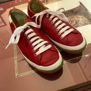 ❤️❤️Clark’s Original’s red and white lace up driving sneakers in a size 9 1/2.